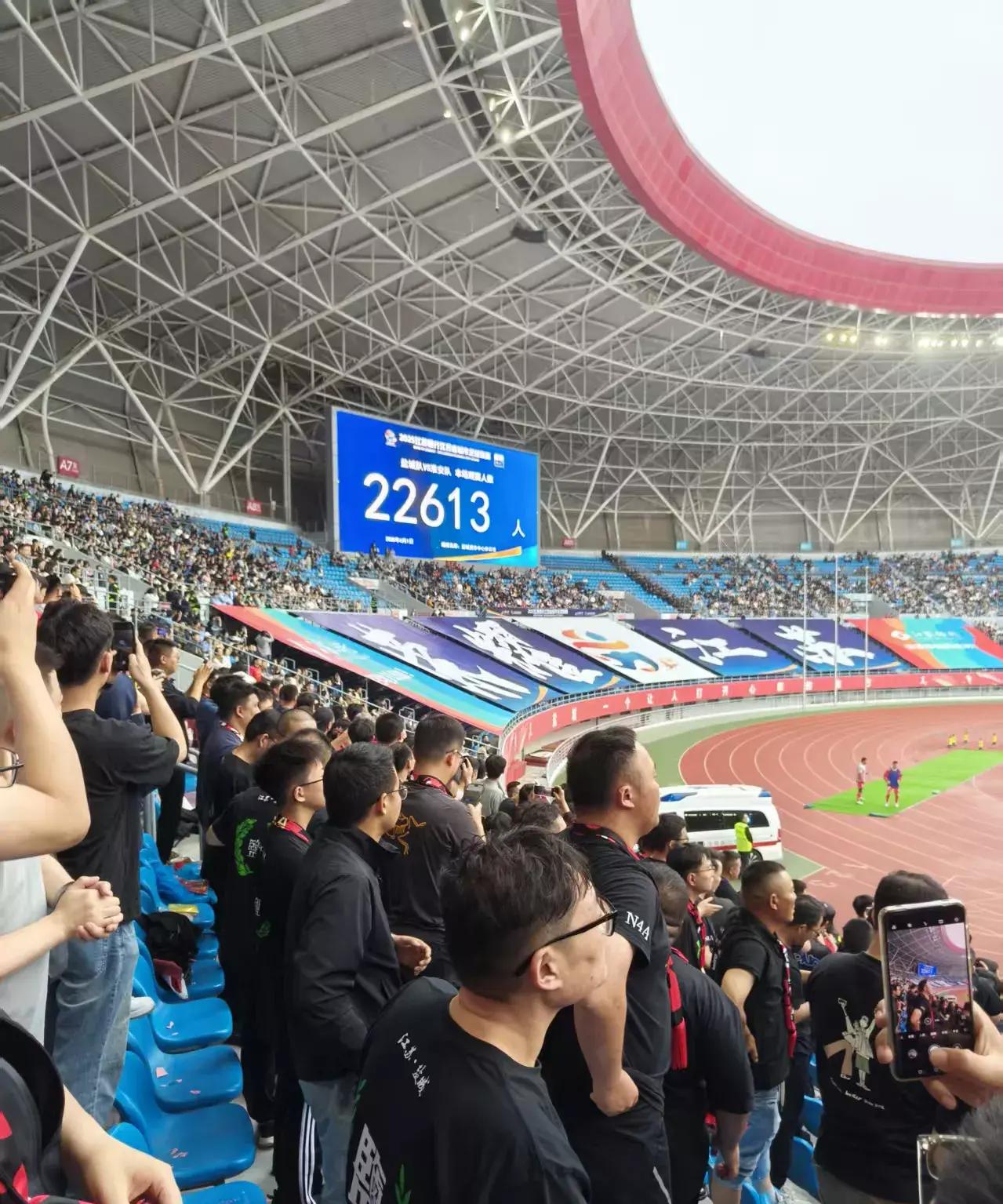 关于赛场气氛热闹非凡，球迷热情高涨助威的信息