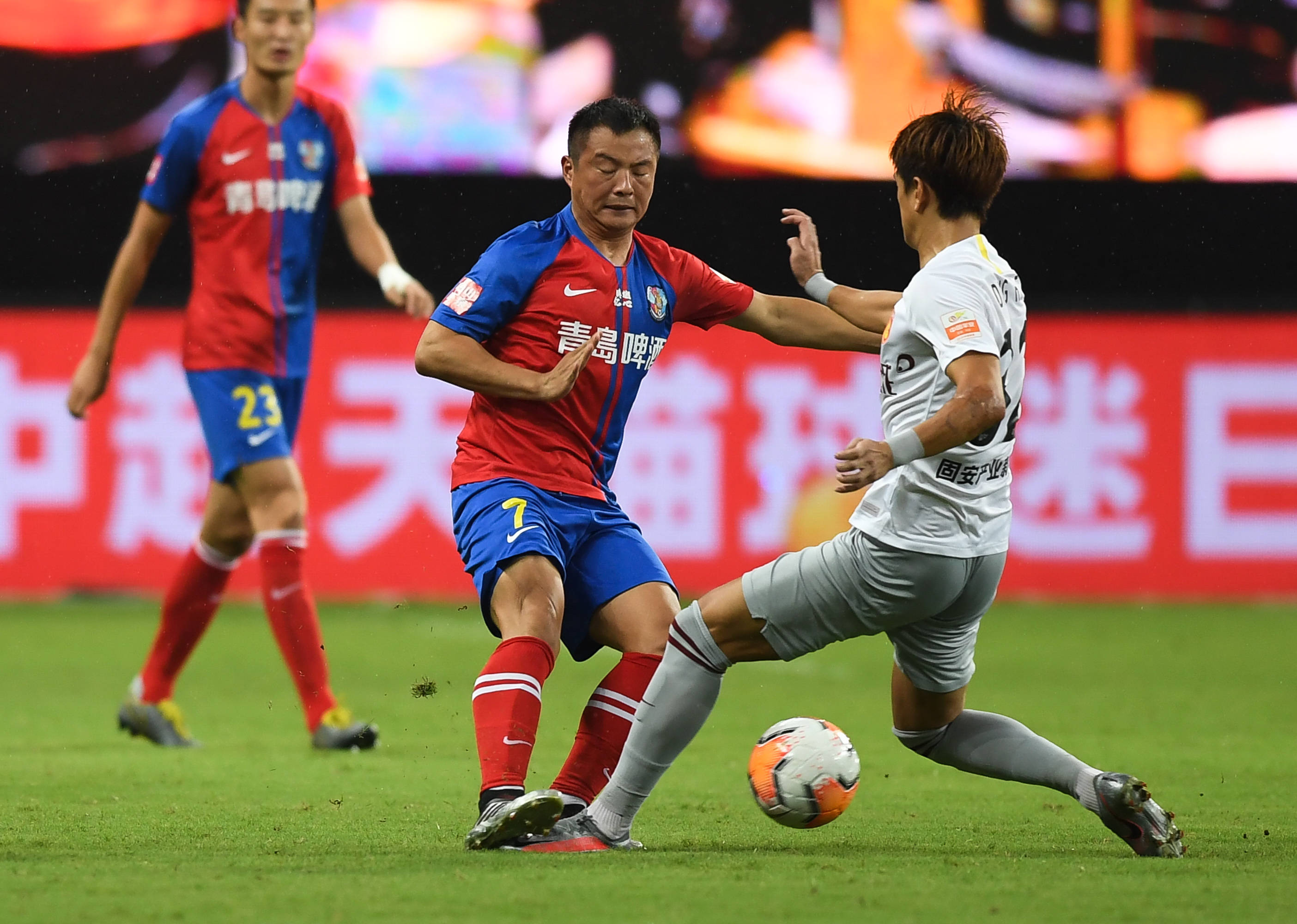 青岛黄海主场优势明显,球员展现团结 青岛黄海主场优势明显,球员展现团结