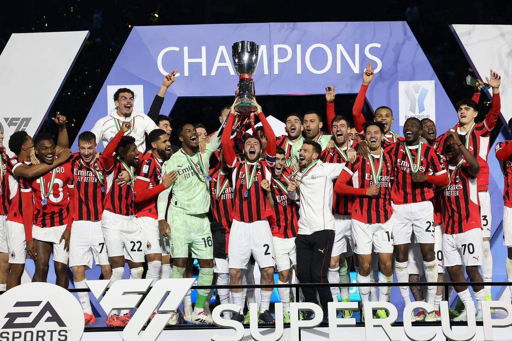 AC米兰球队签下新后卫，加强后防实力的简单介绍