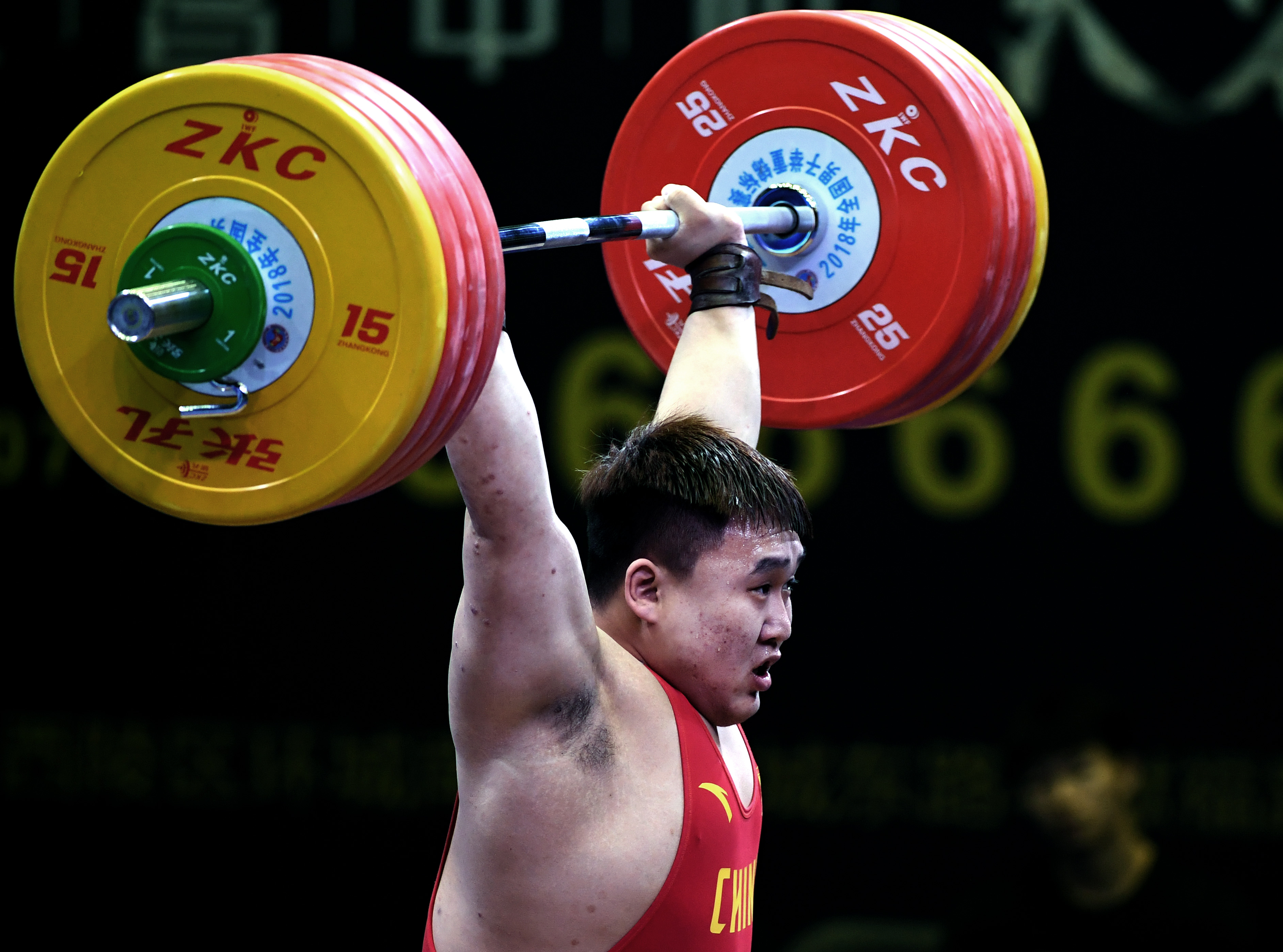 包含英姿飒爽！举重选手重量级掌控比赛的词条