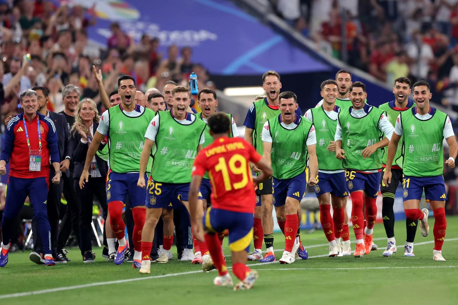 赛场战绩精彩连连，各国代表团奋勇拼搏的简单介绍