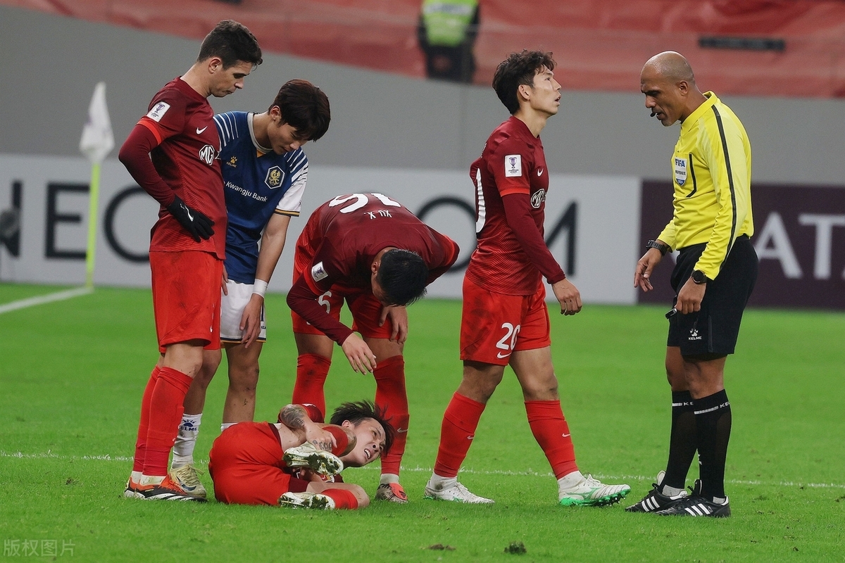 比赛中球员之间发生了激烈的争执 比赛中球员之间发生了激烈的争执