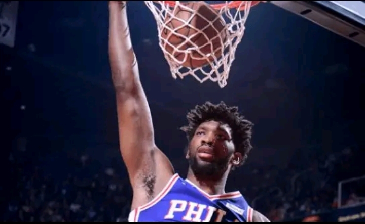 关于深圳队轻取尼克斯，恩比德高光表现的信息